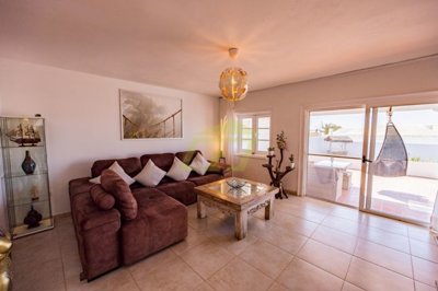 Large plot with private heated pool, jacuzzi, sea views and VV license.