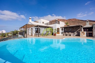 Fantastic 5 bedroom villa with unbeatable views in Playa Blanca