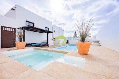 Semidetached villa with private pool in Playa Blanca