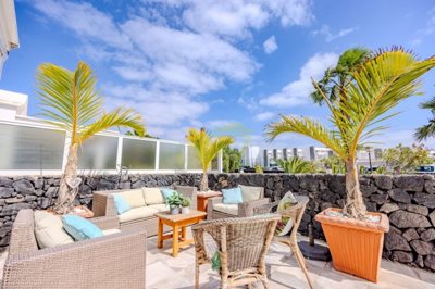 Fully renovated 3 bedroom villa with pool access in Puerto del Carmen