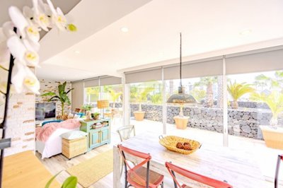 Fully renovated 3 bedroom villa with pool access in Puerto del Carmen