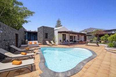 3 bedroom villa with a private pool in Playa Blanca