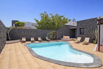 3 bedroom villa with a private pool in Playa Blanca