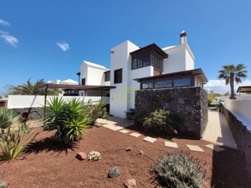 Impressive townhouse with communal pool in Playa Blanca