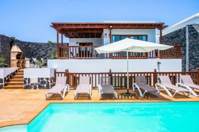 Impressive villa with high rental income and private pool in Playa Blanca