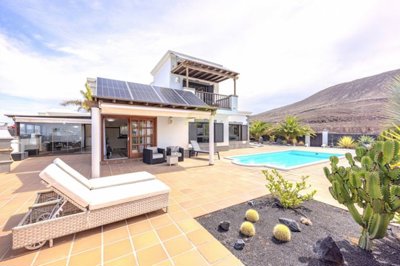 Well presented 3 bedroom villa with a private pool in Playa Blanca