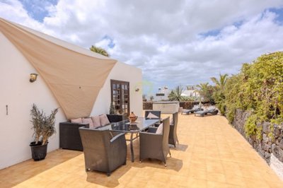Spacious Villa ideally located in Macher with 2 self contained apartments