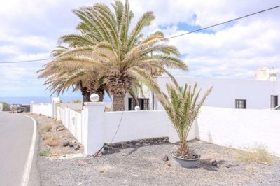 Spacious Villa ideally located in Macher with 2 self contained apartments