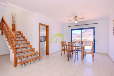 Impressive 3 bedroom property with south facing balcony