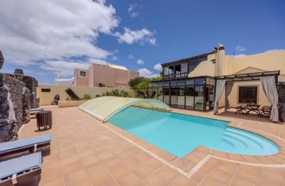 Villa with private heated pool in Costa Teguise