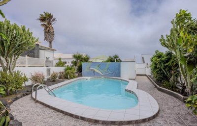 3 bedroom bungalow in complex with communal pool in Charco del Palo