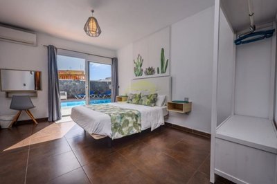 Impressive Villa Featuring a Private Pool and Two Detached Apartments