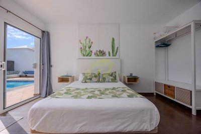 Impressive Villa Featuring a Private Pool and Two Detached Apartments