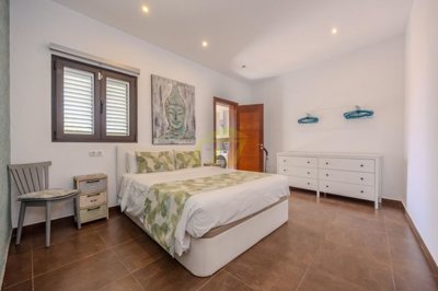 Impressive Villa Featuring a Private Pool and Two Detached Apartments