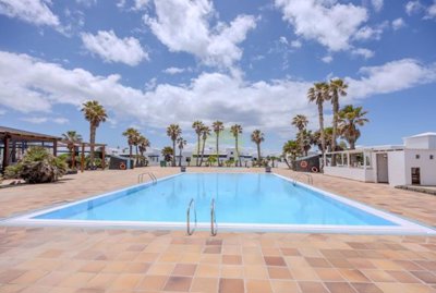 Well presented 2 bedroom bungalow with mountain views in Playa Blanca