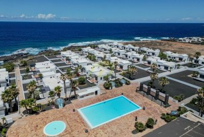 Well presented 2 bedroom bungalow with mountain views in Playa Blanca