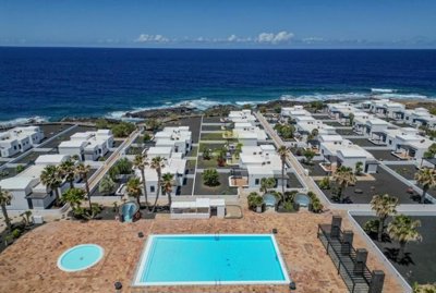 Well presented 2 bedroom bungalow with mountain views in Playa Blanca