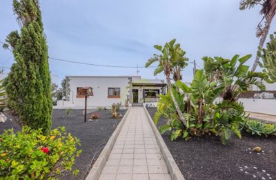 Beautiful villa with surrounding garden area in Tiagua
