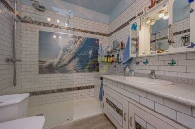 Detached villa with adjoining business on large plot in lower Macher