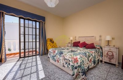 Chalet with apartment and commercial space in Tahiche