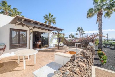 Sea views, privacy, and great facilities in Playa Blanca
