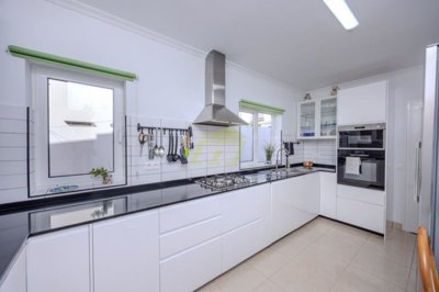 A beautiful semi detached house with outdoor space and driveway