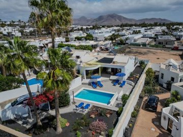 Stylish 3 bedroom villa with private pool & garden just minutes from Playa Flamingo
