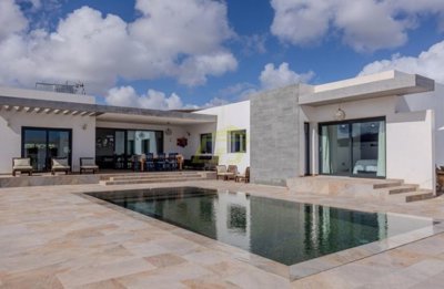 Luxury 3 bedroom villa with private pool in Costa Teguise