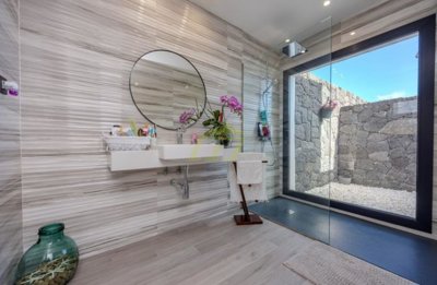Luxury 3 bedroom villa with private pool in Costa Teguise