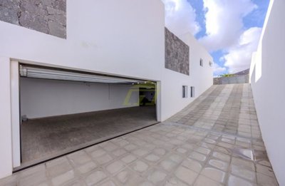 Luxury 3 bedroom villa with private pool in Costa Teguise
