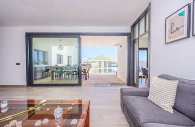 Luxury 3 bedroom villa with private pool in Costa Teguise