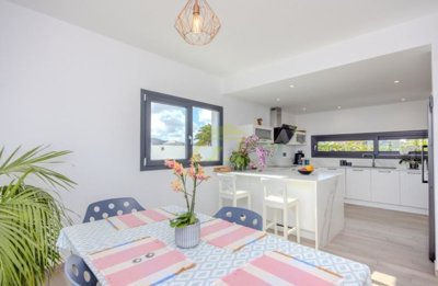Luxury 3 bedroom villa with private pool in Costa Teguise