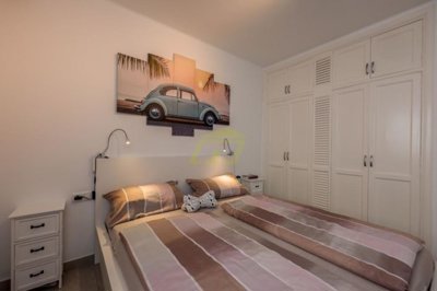 Fully refurbished apartment with a terrace, sea views, and air conditioning.