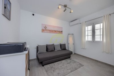 Fully refurbished apartment with a terrace, sea views, and air conditioning.