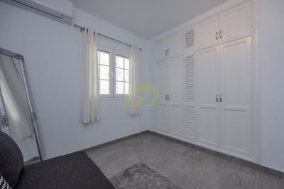 Fully refurbished apartment with a terrace, sea views, and air conditioning.