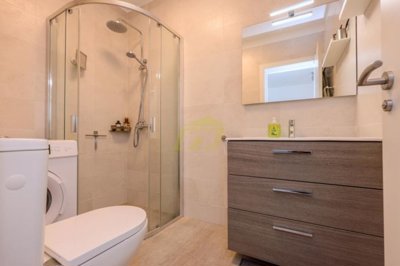 Fully refurbished apartment with a terrace, sea views, and air conditioning.
