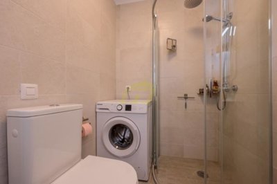 Fully refurbished apartment with a terrace, sea views, and air conditioning.