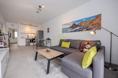 Fully refurbished apartment with a terrace, sea views, and air conditioning.