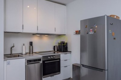 Fully refurbished apartment with a terrace, sea views, and air conditioning.
