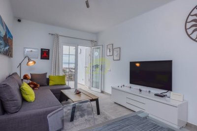 Fully refurbished apartment with a terrace, sea views, and air conditioning.