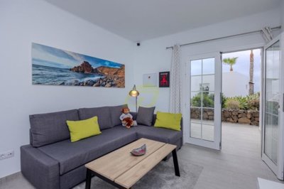 Fully refurbished apartment with a terrace, sea views, and air conditioning.