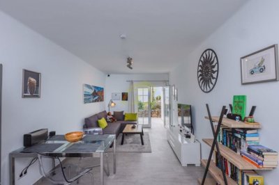 Fully refurbished apartment with a terrace, sea views, and air conditioning.