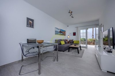 Fully refurbished apartment with a terrace, sea views, and air conditioning.