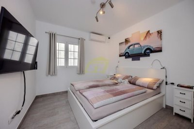 Fully refurbished apartment with a terrace, sea views, and air conditioning.