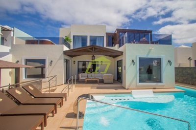 Detached villa with private pool in Playa Blanca