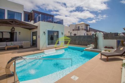 Detached villa with private pool in Playa Blanca