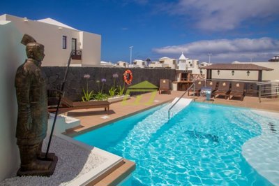Detached villa with private pool in Playa Blanca