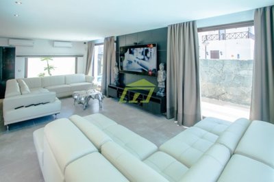 Detached villa with private pool in Playa Blanca