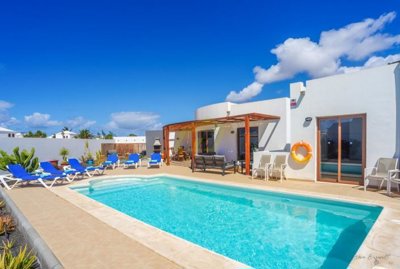 Rental villa with excellent guaranteed income available in Playa Blanca