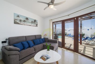 Rental villa with excellent guaranteed income available in Playa Blanca